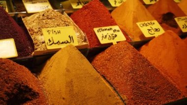 Geleneksel pazarda hindide baharat ve baharat pazarı var.