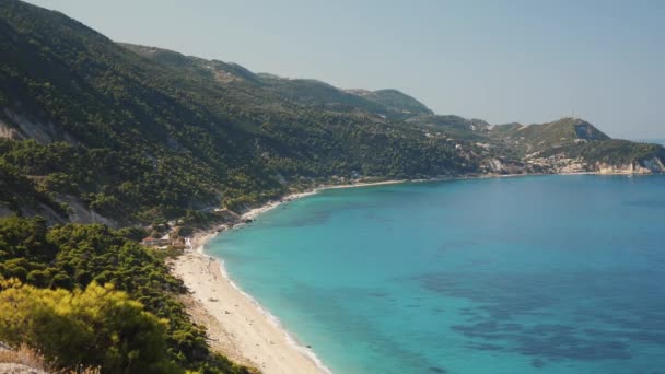 Très Belle Plage Avec Eau Bleue Près Des Montagnes Grèce — Video