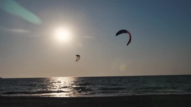 Surfistas Kyte Las Olas Del Mar Atardecer — Vídeos de Stock