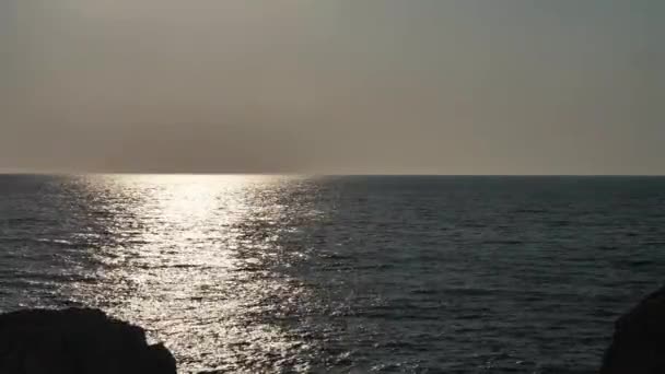 Bellissimo Mare Tramonto Con Riflesso Luminoso Del Sole Sulle Onde — Video Stock