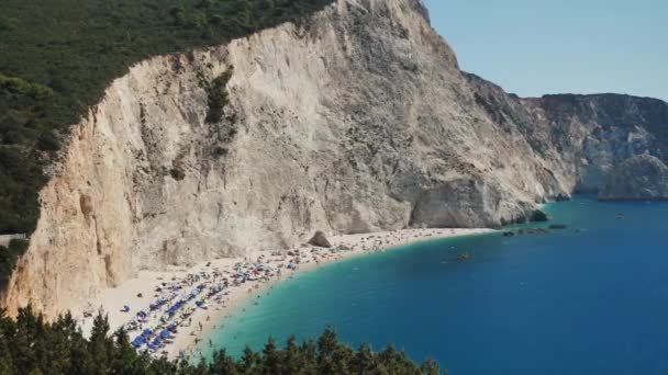 Mycket Vacker Strand Med Turister Och Med Blått Vatten Nära — Stockvideo