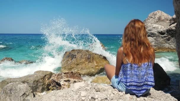 Κορίτσι Μπροστά Από Ένα Κύμα Της Θάλασσας Κοντά Βράχους Καταγράφονται — Αρχείο Βίντεο