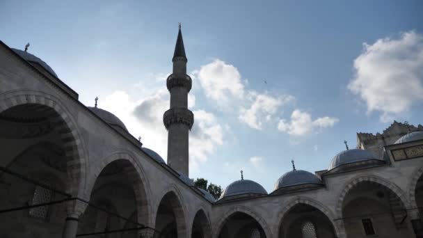 从清真寺院子里可以看到美丽的清真寺尖塔 后面是太阳 — 图库视频影像