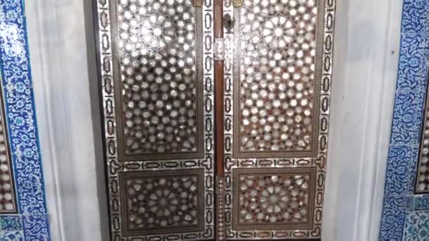 Stare Tradycyjne Tureckie Drzwi Wypełnione Mozaiką Pięknymi Kolorami — Wideo stockowe