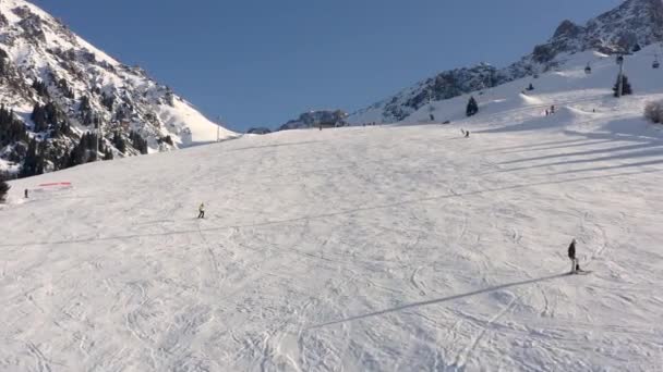 Berget ravinen skidorten Shymbulak 4k — Stockvideo