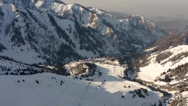 Berg gorge skigebied Shymbulak 4k — Stockvideo