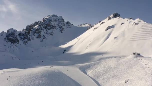 在山地滑雪胜地 Shymbulak 4k 山顶 — 图库视频影像