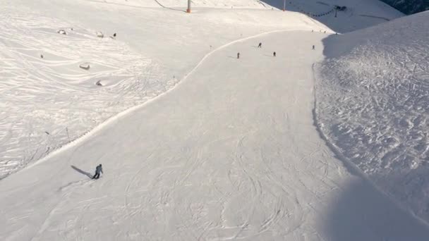 滑雪妇女在山滑雪胜地4k 的倾斜 — 图库视频影像