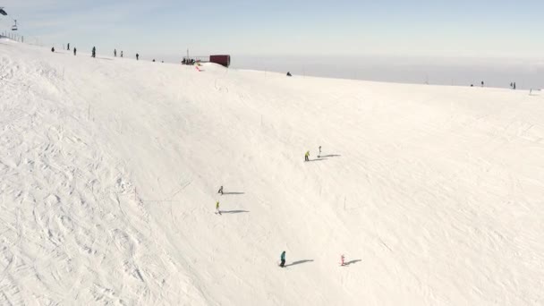 Latanie drone nad mountain pass 4k — Wideo stockowe