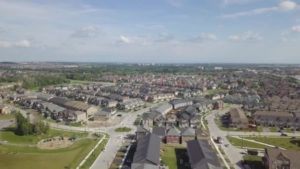 Вид с воздуха на жилой район города 4k — стоковое видео