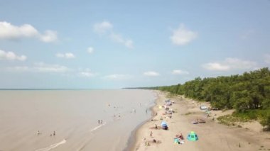 Erie Gölü, plaj ve fırtına sonra bulanık su. Havadan görünümü. 4k