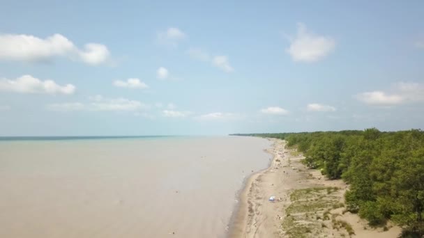 Lac Érié, plage et eaux troubles après la tempête. Vue aérienne. 4k — Video