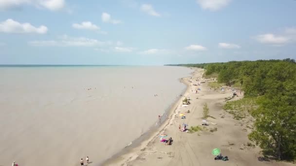 Lake Erie, strand och grumligt vatten efter storm. Flygfoto. 4k — Stockvideo