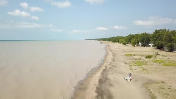 Lake Erie, strand och grumligt vatten efter storm. Flygfoto. 4k — Stockvideo