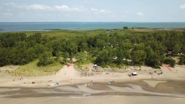 Lago Erie, playa y aguas turbias después de la tormenta. Vista aérea. 4k — Vídeo de stock