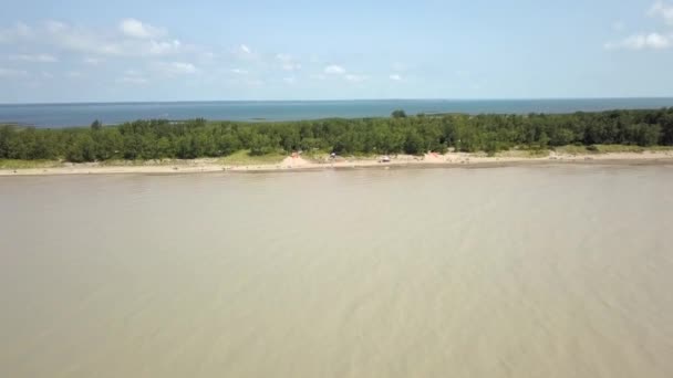 Озеро Эри, пляж и мутная вода после шторма. Вид с воздуха. 4k — стоковое видео