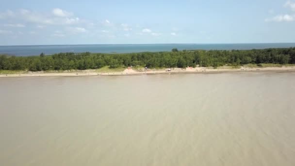 Lake Erie, pláž a zakalené vody po bouři. Letecký pohled. 4k — Stock video