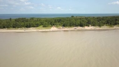 Erie Gölü, plaj ve fırtına sonra bulanık su. Havadan görünümü. 4k