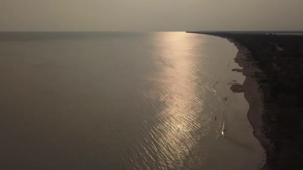 Sjön Erieat natt, strand och grumligt vatten efter storm. Flygfoto. 4k. — Stockvideo