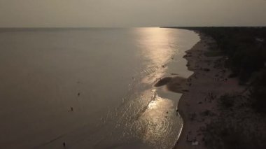 Lake Erieat gece, plaj ve fırtına sonra bulanık su. Havadan görünümü. 4k.