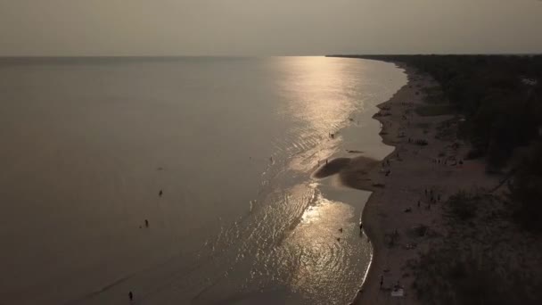 Ночь на озере Эриит, пляж и мутная вода после шторма. Вид с воздуха. 4k . — стоковое видео