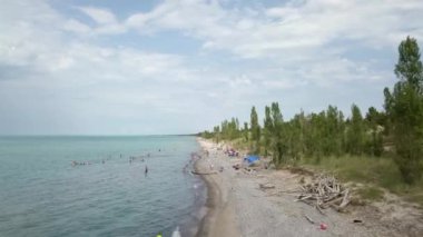 Göl Huron, plaj ve su. Havadan görünümü. 4k.