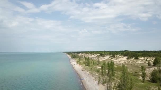 Lago Hurón, playa y agua. Vista aérea. 4k . — Vídeos de Stock