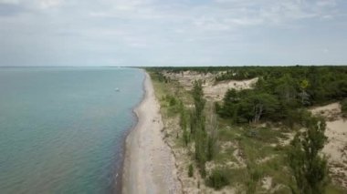 Göl Huron, plaj ve su. Havadan görünümü. 4k.