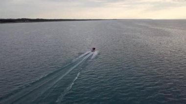 Gölde tekne taşıma havadan görünümü. 4k.