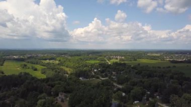 Göz kamaştırıcı olsun çimen, alan ve orman, ülke yaz bulutlar arka plan