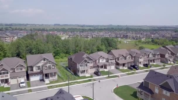 Flygfoto över bostadsområdet av staden 4k — Stockvideo