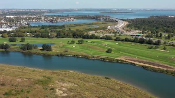 Widok na pole golfowe, marina, miasto i ocean 4k — Wideo stockowe