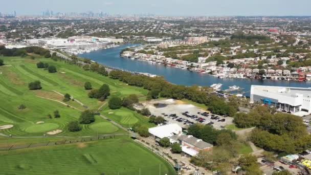 Luchtfoto van de golfbaan, jachthaven, stad en Oceaan 4k — Stockvideo