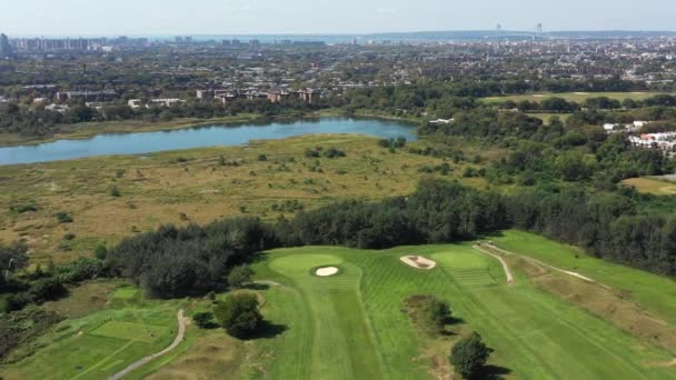 147 vista aérea del campo de golf, la ciudad y el océano, 4k — Vídeo de stock
