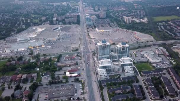 Flygfoto över bostadsområdet av staden 4k — Stockvideo