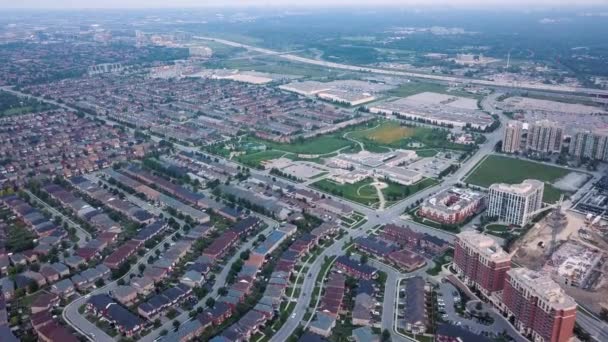 Veduta aerea della zona residenziale della città 4k — Video Stock