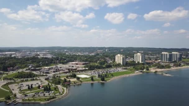 Вид с воздуха на город и озеро 4k — стоковое видео