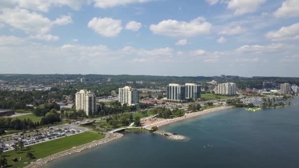 Luchtfoto van de stad en het meer 4k — Stockvideo