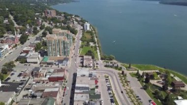 Şehir ve Gölü 4k havadan görünümü
