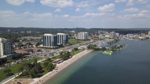 Flygfoto över staden och sjön 4k — Stockvideo