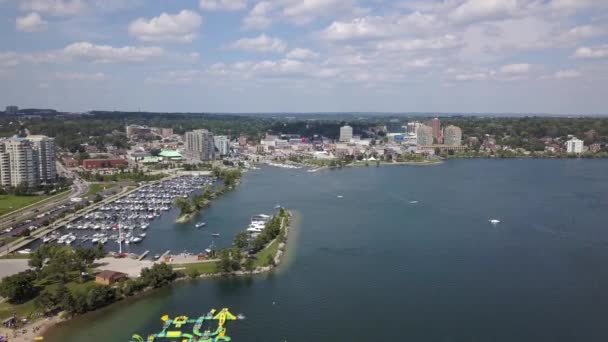 Flygfoto över staden och sjön 4k — Stockvideo