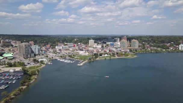 Flygfoto över staden och sjön 4k — Stockvideo