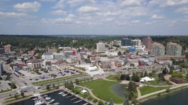 Flygfoto över staden och sjön 4k — Stockvideo