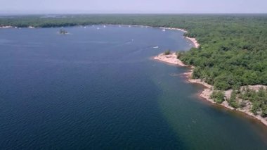 Uçan uçak yukarıda Gürcü bay Huron Gölü ile