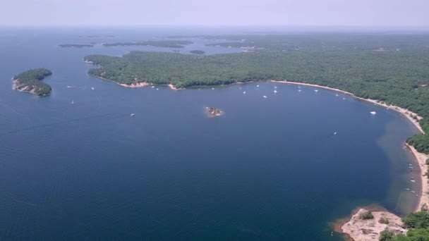 在格鲁吉亚休伦湖湾上空用无人机飞行 — 图库视频影像