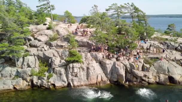 Cliff hoppning, Killbear provincial park — Stockvideo