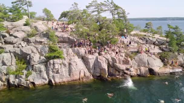 Cliff jumping, Killbear provincial park — Stock Video