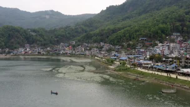 Nepal, Pokhara. Phewa Gölü. Havadan 4k görüntü — Stok video