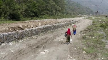 Nepal, anapurna. nehir boyunca yürüyen insanlar. havadan görüntü