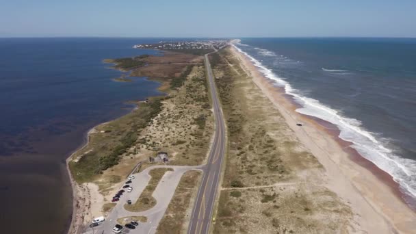 Vista aérea de la carretera entre la orilla del mar y el lado del sonido. 4k — Vídeo de stock